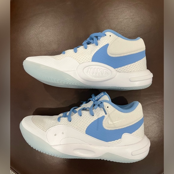 Like new- Nike hyperquick volleyball sneakers. Size 6. Worn once! - Picture 2 of 7